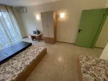 Кровати в спальне