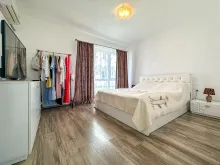 ліжко в спальні, комод