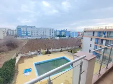 Вид на бассейн с балкона