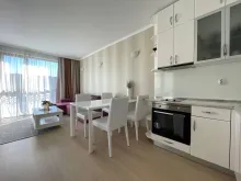 басейн із шезлонгами