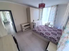 Кровать и шкаф в спальне