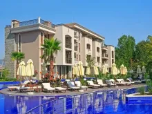 бассейн, шезлонги
