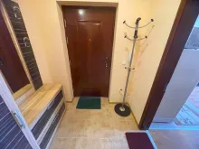 вішалка для меблів у передпокої