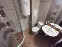 душова кабіна, телевізор, ліжко