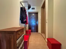 комод, настінна вішалка