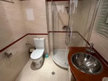 ванна кімната з душовою кабіною
