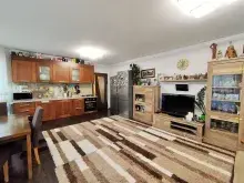 Кухонный уголок и холодильник