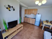 телевизор и стол в гостинной