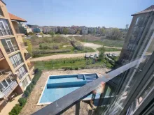 Вид на бассейн с балкона