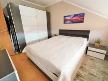 шкаф и кровать в спальне