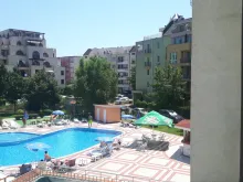 Вид на бассейн с балкона