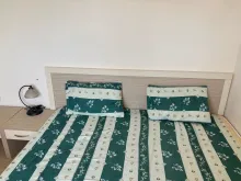 Кровать в спальне