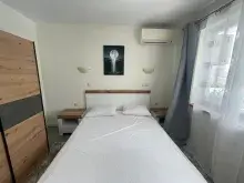 кровать и диван в спальне