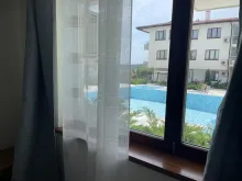 вид на бассейн со спальни