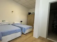 две лровати в спальне