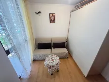 диван в спальне