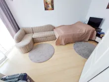 кровать и телевизор в спалъне