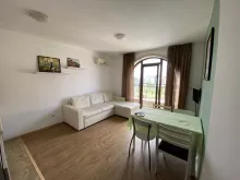 обеденный стол и диван