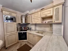 меблированная гостинная комната