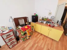 стол и шкаф