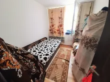 кровать в спальне