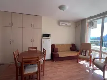 обеденный стол и деван