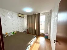 кровать в спальне