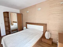 кровать в спальне