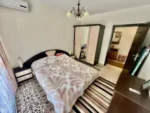 Шкаф и кровать в спальне