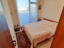 кровать в спальне