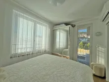 кровать в спальне