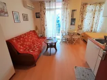 диван и стол в комнате