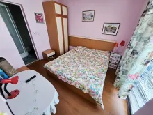 кровать в спальне и шкаф
