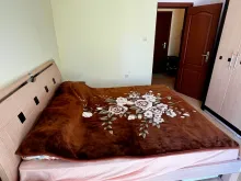 кровать и шкаф в спальне