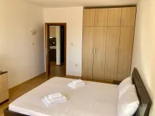 кровать в спальне