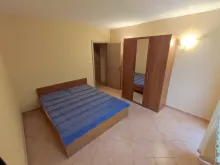 кровать в спальне