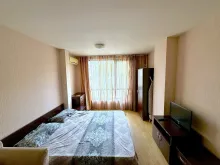 кровать в комнате