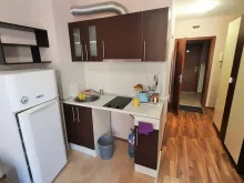 кухонный уголок и холодильник