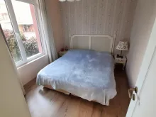 кровать в спальне
