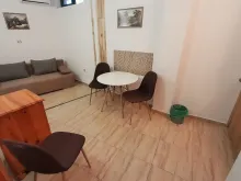 Диван и стол со стульями