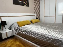 кровать в спальне