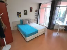 кровать в комнате