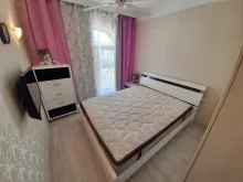 кровать в спальне