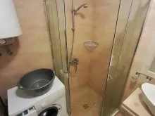 душевая кабина и стиральня машина