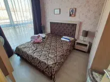 кровать в спальне
