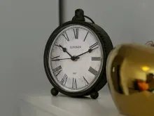 Часы на тумбочке