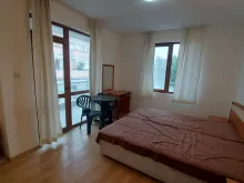 кровать в спальне