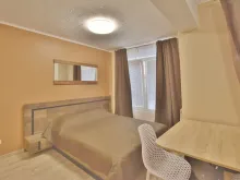 кровать в комнате