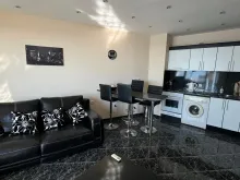 кухонный уголок, диван, стол, стулья