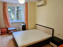 кровать в спальне